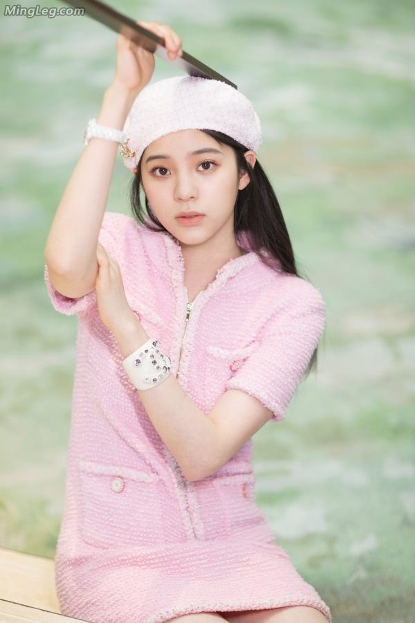 18岁的粉色少女欧阳娜娜玉腿交叉(4/9)
