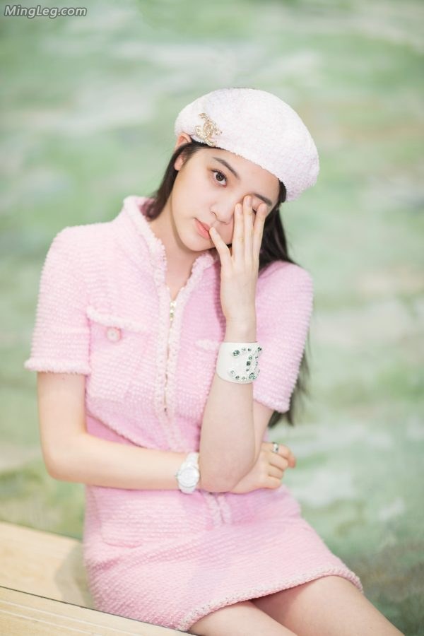 18岁的粉色少女欧阳娜娜玉腿交叉(5/9)