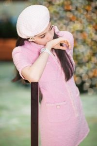 18岁的粉色少女欧阳娜娜玉腿交叉