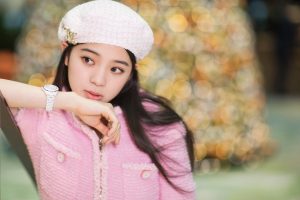 18岁的粉色少女欧阳娜娜玉腿交叉