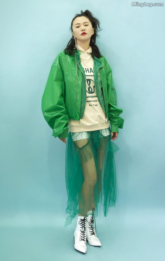 四川美女歌手谭维维白靴美腿(2/4)
