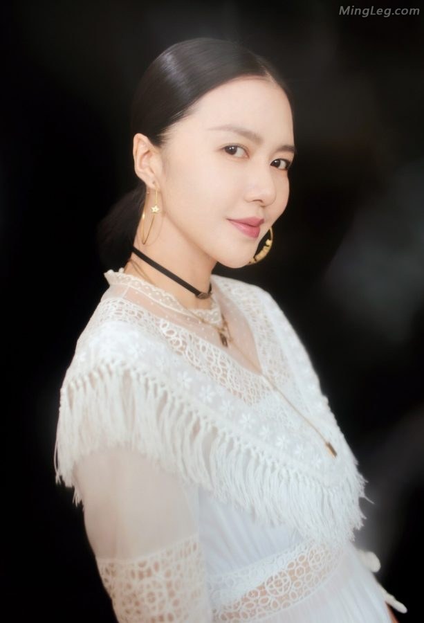 谭维维凉鞋美足气质魅丽的女人(2/6)