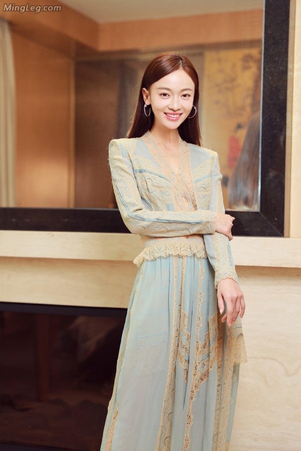 吴谨言恨天高露腿礼服性感从天而降(6/6)