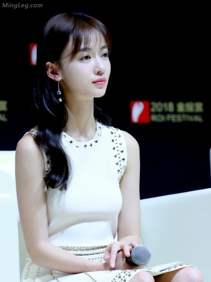 吴谨言凉鞋玉足精彩亮相(9/11)