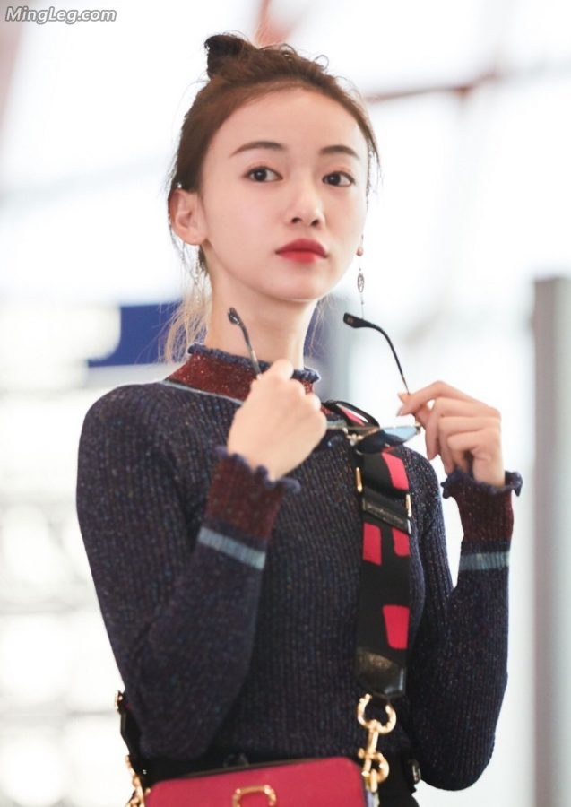 吴谨言丸子头玉腿美足时尚街拍(3/5)