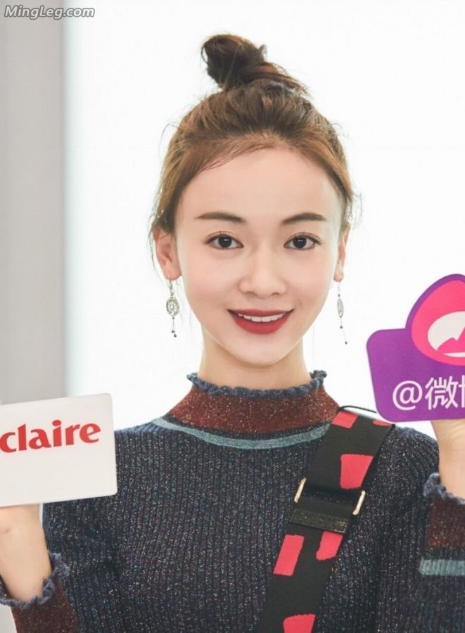 吴谨言丸子头玉腿美足时尚街拍(5/5)