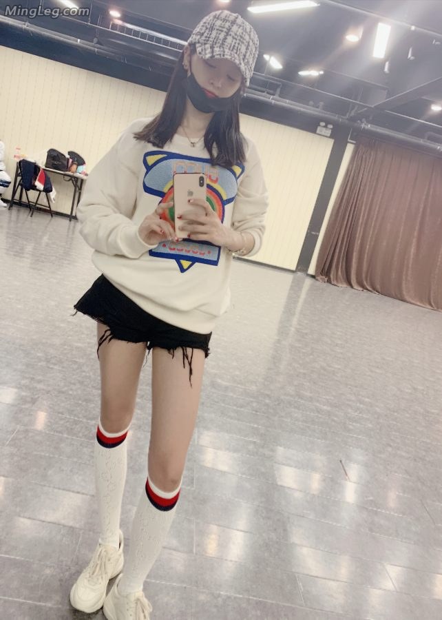 吴宣仪美腿白色棉筒袜镜子前拿手机自拍(1/2)