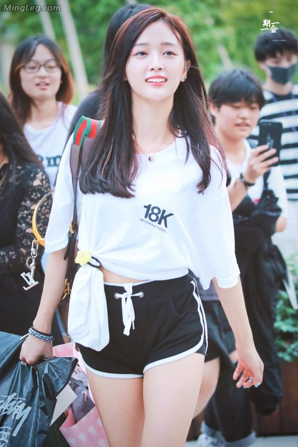 美少女吴宣仪甜美微笑小短裤白皙大腿(4/6)