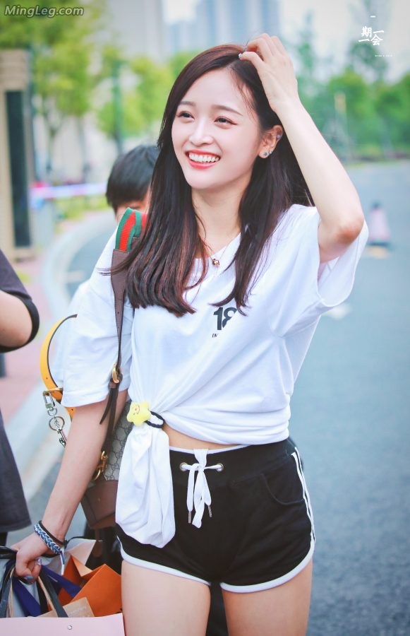 美少女吴宣仪甜美微笑小短裤白皙大腿(6/6)