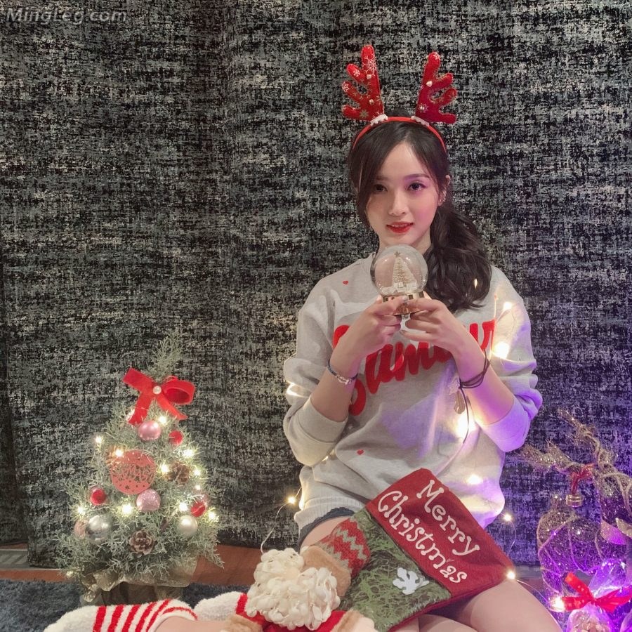 圣诞节吴宣仪变身小驯鹿穿可爱圣诞袜(1/7)