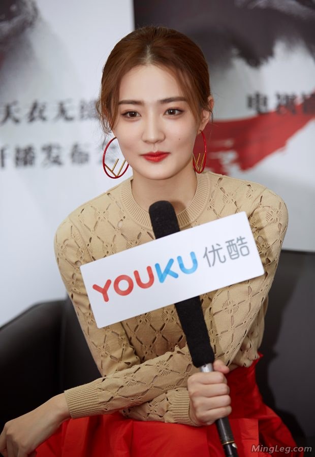 内地女星徐璐脚踩红色经典高跟鞋(5/13)