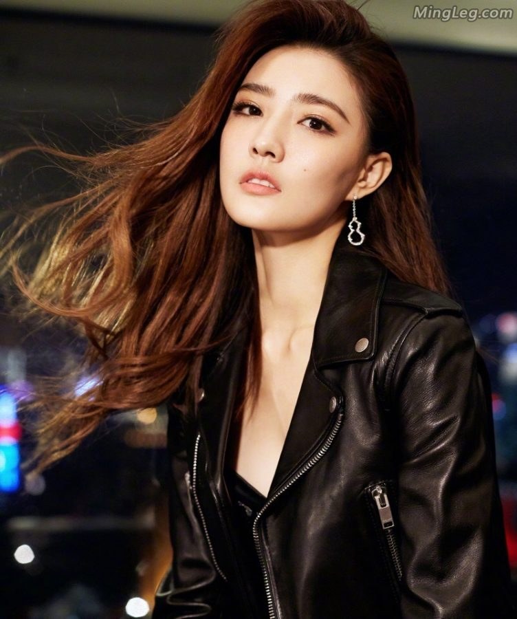 Xu Lu is a rare celebrity beauty who wears patent leather pants very coolly(7/14)