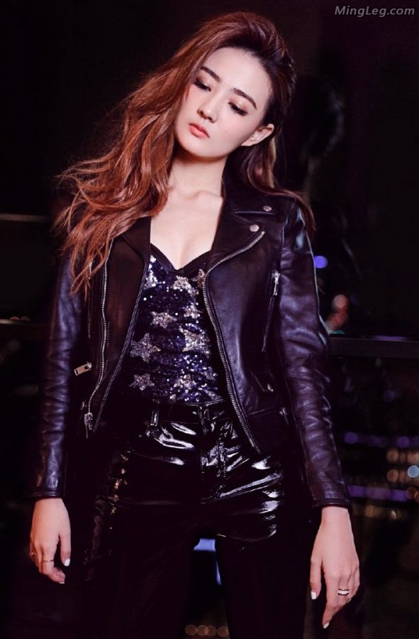Xu Lu is a rare celebrity beauty who wears patent leather pants very coolly(8/14)