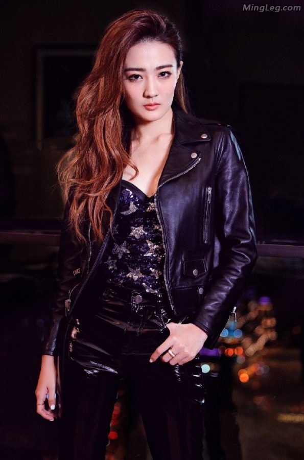 徐璐罕见穿漆皮裤非常酷的明星美女(9/14)