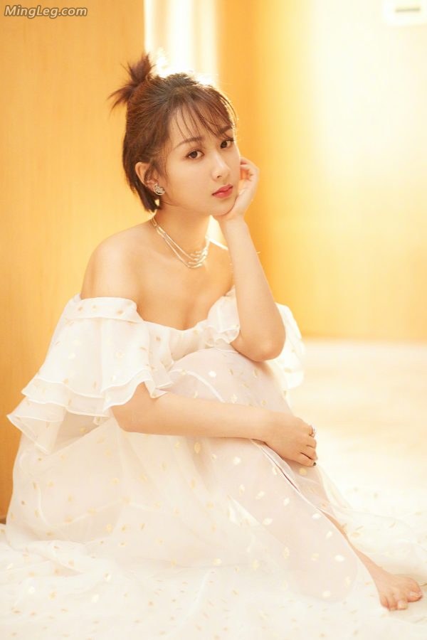 杨紫低胸玉足美背有些小性感(1/6)