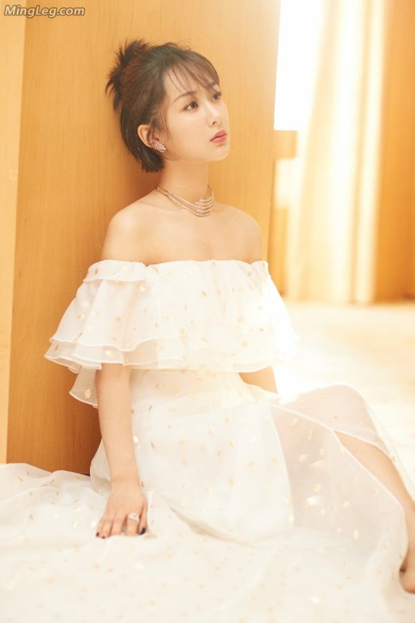 杨紫低胸玉足美背有些小性感(2/6)