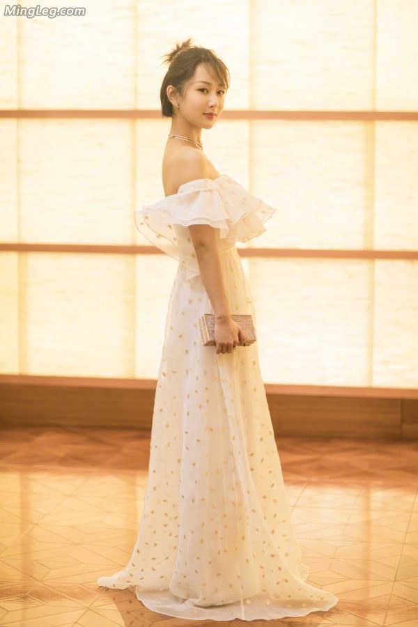 杨紫低胸玉足美背有些小性感(3/6)
