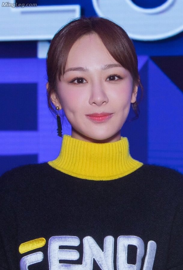 杨紫白皙美腿尖头高跟代言app软件(5/9)