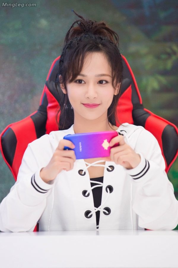 Boot-loving actress Yang Zi endorses OPPO mobile phones(6/6)