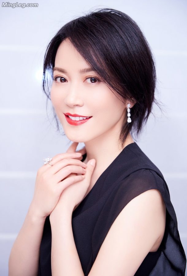 Yu Feihong's jade legs are vaguely visible in her gauze skirt(4/9)