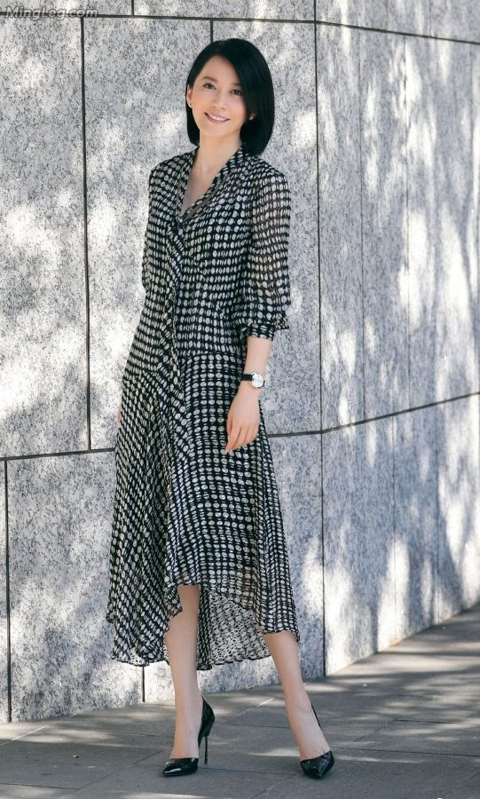 Zhejiang-born actress Yu Feihong's street photos of calm temperament and high heels(1/6)