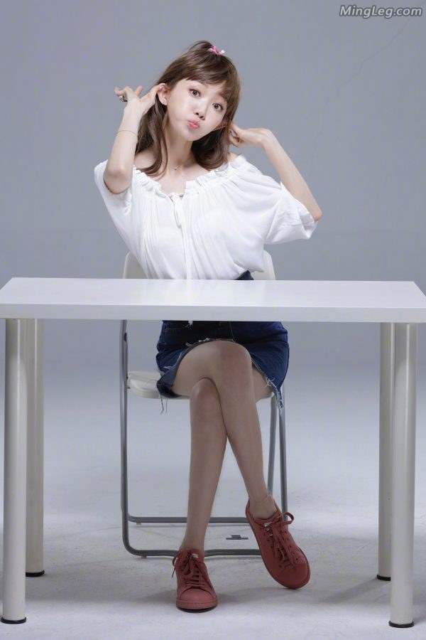小女生于莎莎课桌下跷二郎腿你哪班的？(1/2)