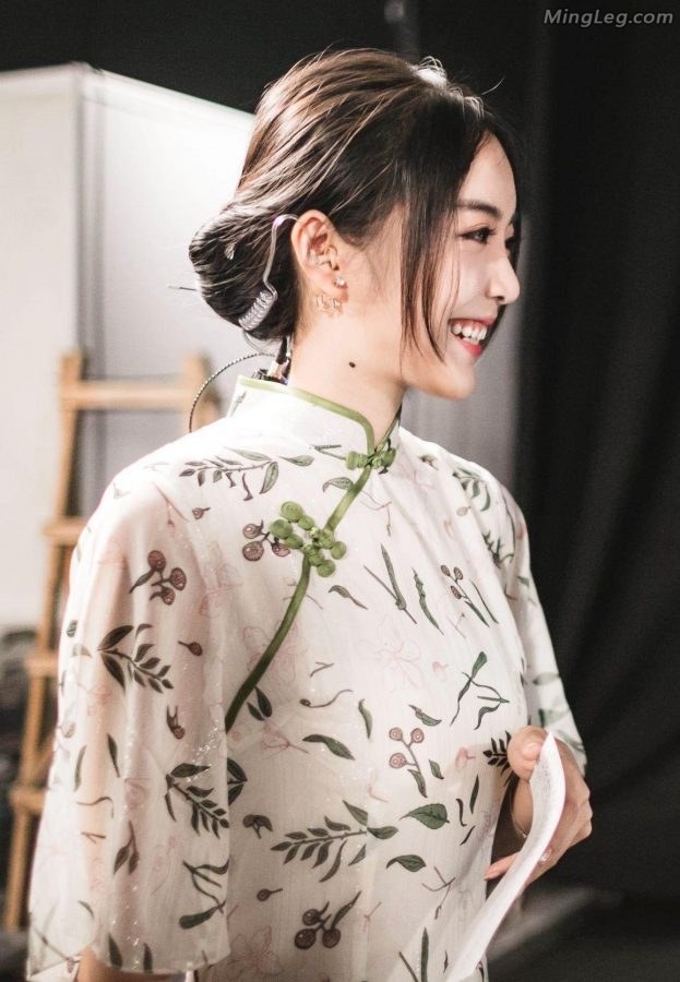 东方小姐姐余霜开叉旗袍(2/2)