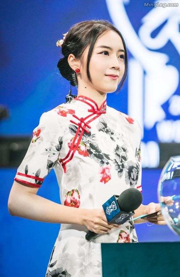 余霜穿旗袍露美腿高跟身段婀娜(3/8)