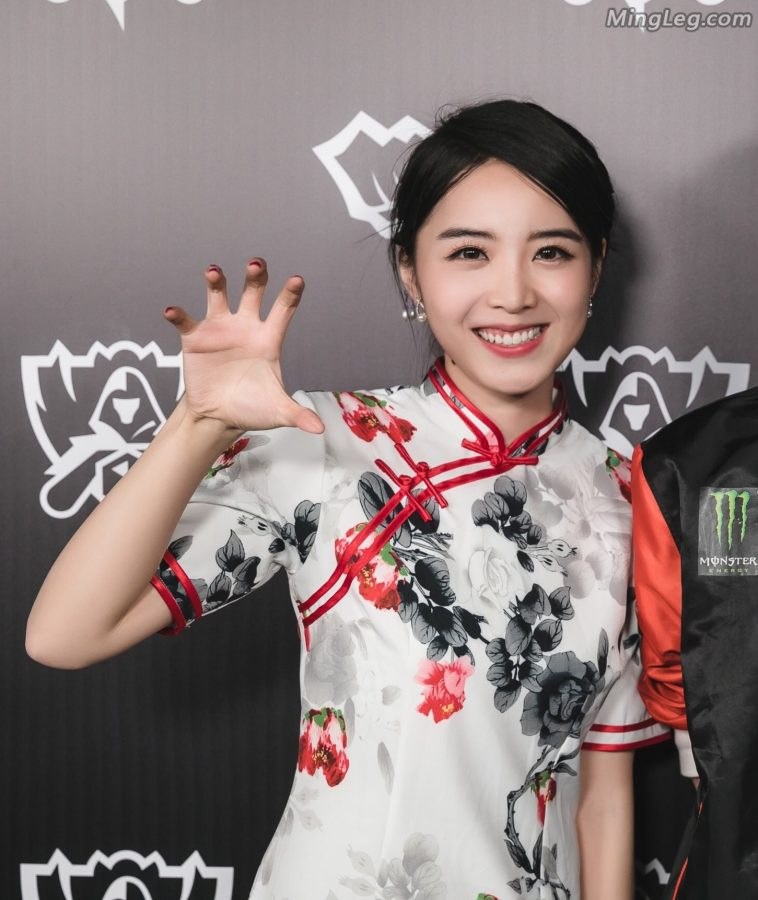 余霜穿旗袍露美腿高跟身段婀娜(6/8)
