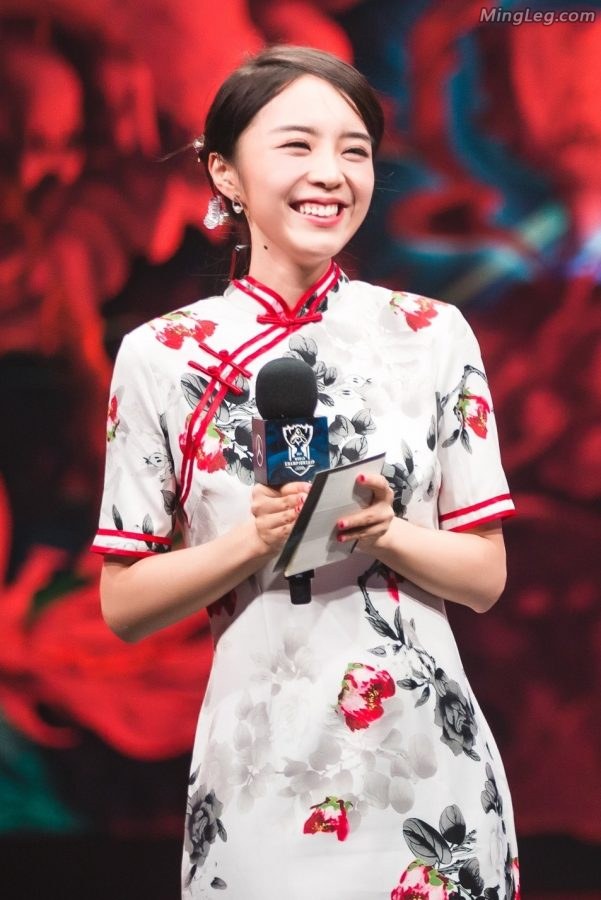 余霜穿旗袍露美腿高跟身段婀娜(7/8)