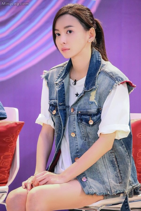Yu Wenwen is sitting on a high chair with his white legs crossed(2/4)