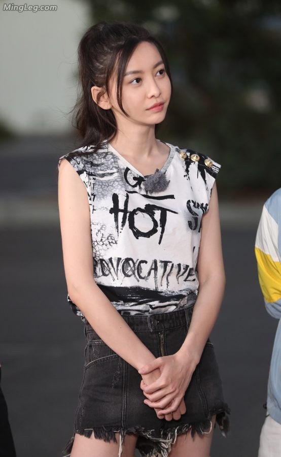Yu Wenwen's slender legs during the recording are so great, please show them off more often in the future.(2/4)