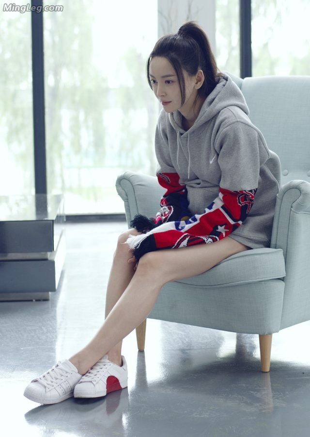 于文文露出修长美腿拍MV(1/2)