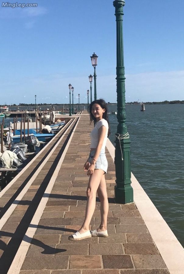 于文文休假旅行牛仔热裤美腿完美(2/3)