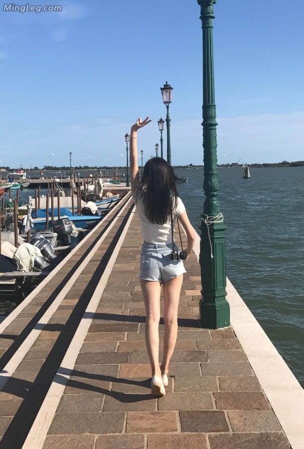 Yu Wenwen has perfect legs in denim hot pants while traveling on vacation(3/3)