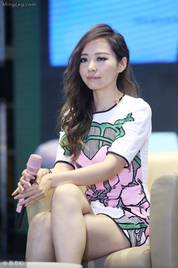 张靓颖雪白美丽的大腿交叉(1/5)