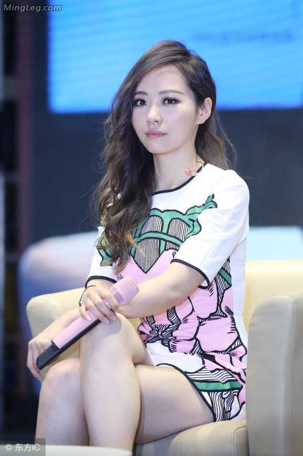 张靓颖雪白美丽的大腿交叉(2/5)