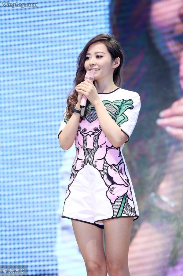 张靓颖雪白美丽的大腿交叉(4/5)