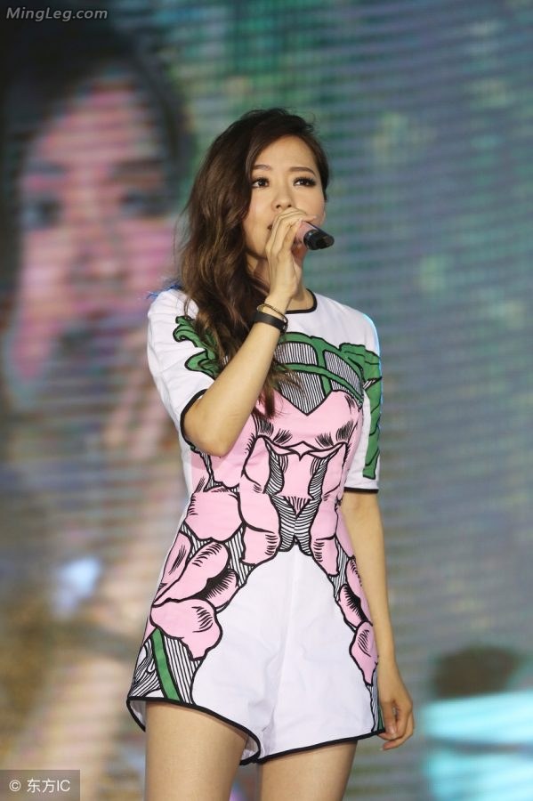 张靓颖雪白美丽的大腿交叉(5/5)