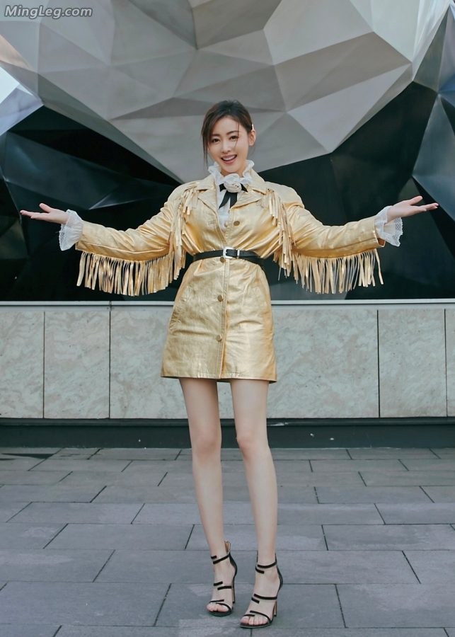 Long-legged love Zhang Tianai makes an elegant appearance at Chengdu International Fashion Week(1/9)