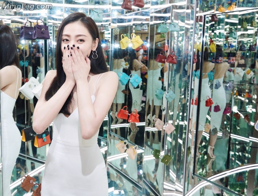 Zhang Tianai has low-cut legs and elegant temperament(11/12)