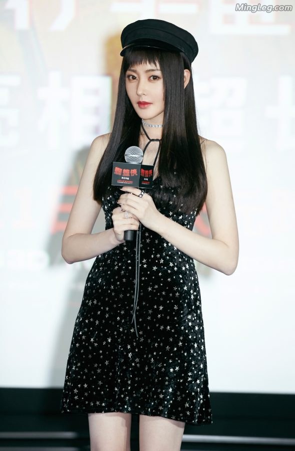 Zhang Tianai has small exposed shoulders and beautiful feet(2/5)