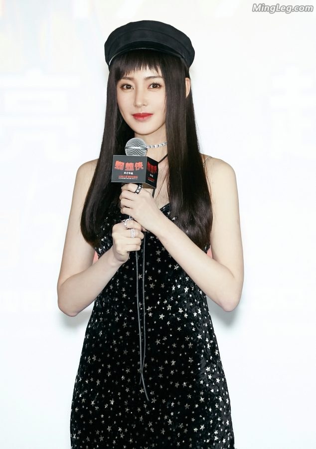 张天爱小露香肩美足精致(4/5)