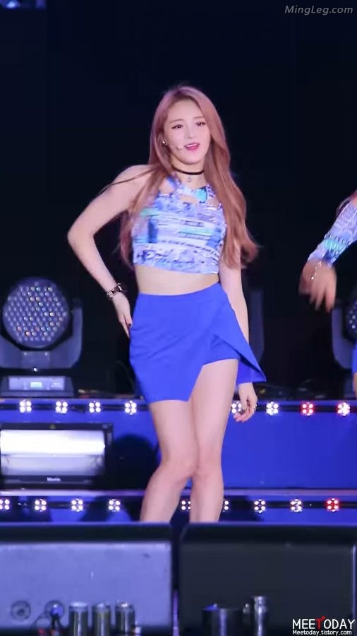 Zhou Jieqiong blue skirt beautiful legs performance "pick me" [Network disk](2/6)