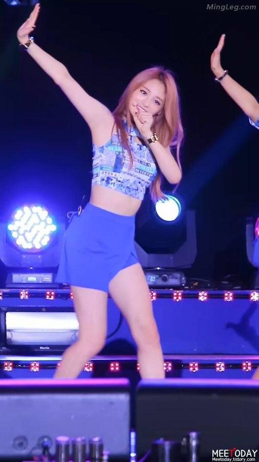 周洁琼蓝裙美腿表演《pick me》[网盘](3/6)