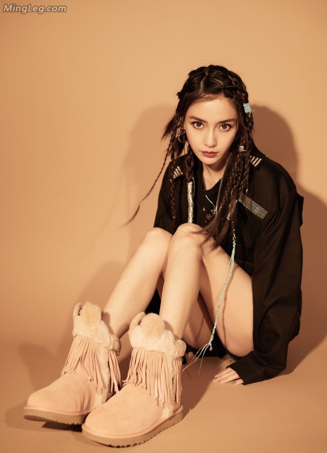 Angelababy新造型好多小辫子纤细美腿穿平底靴(1/17)