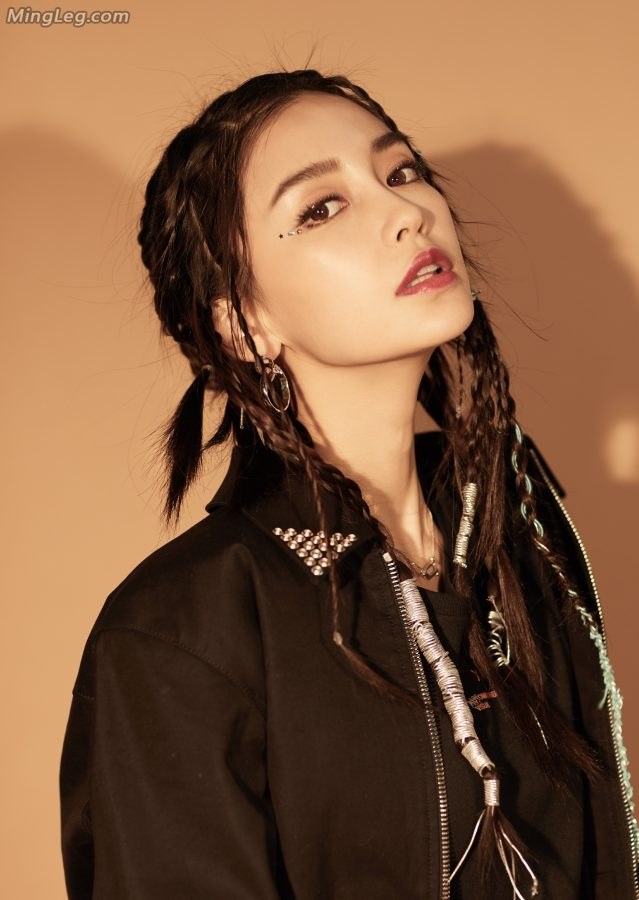 Angelababy's new look has many pigtails, slender legs and flat boots(10/17)