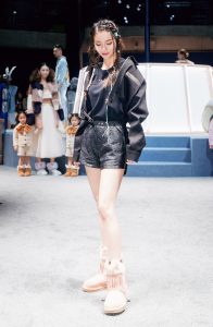 Angelababy新造型好多小辫子纤细美腿穿平底靴