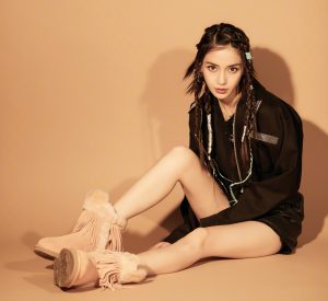 Angelababy新造型好多小辫子纤细美腿穿平底靴