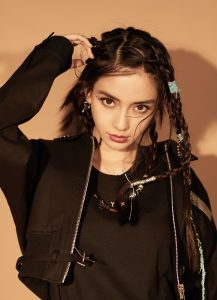 Angelababy新造型好多小辫子纤细美腿穿平底靴